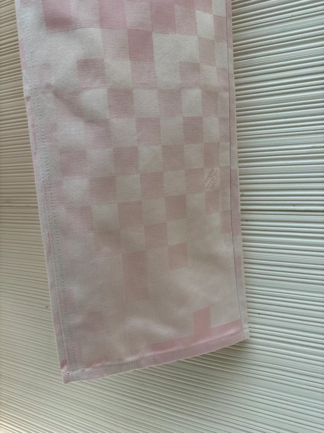 LOUIS VUITTON checkerboard straight jeans ●Original version: purchased and developed at 15150 ●Item number: 1681545-B45 ●Fabric: denim fabric ●Technology: washed production ●Color: pink ●Version: fitted version ●Weight: about 815 grams ●Size: 28-30-32-34-36 ●Description: These jeans are made of high-quality denim fabrics. They use multi-color splicing and jacquard technology to present a unique plaid texture. The pink color tone shows fashionable personality. Classic denim fit, metal buttons and zippers at the waist, opening and closing smoothly and fitting the body shape. The leather tag logo on the back waist adopts genuine leather embossing technology, with clear brand information and high-quality texture. The sewing adopts professional denim sewing technology, the stitch length is fine and firm, and the texture transition of the trousers body joints is natural. From the jacquard weaving of denim fabrics to the control of craftsmanship details, every process reflects Louis Vuitton's pursuit of craftsmanship precision and trendy style. It not only retains the casual wearability of jeans, but also shows the brand's light luxury recognition through jacquard splicing. It is a fusion of denim classics and innovative craftsmanship. The overall wiring is straight and delicate, the fabric is comfortable and soft, and the color is consistent without color difference. It can be matched with the same style to create a fashionable look and control various occasions. Customized accessories, complete with three standards, same style for men and women!